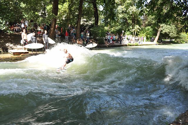 Muenchen 2011 056.jpg - München Eisbachsurfer